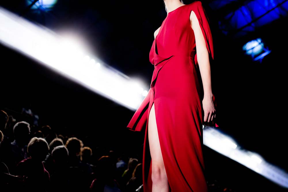 Rote Abendkleider im Trend (de.depositphotos.com)
