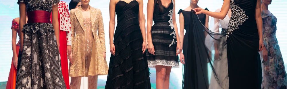 Damenkleider auf der Fashion Week (de.depositphotos.com)