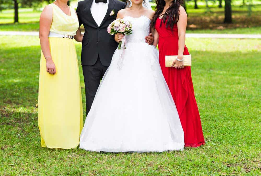 Damenkleider in Gelb und Rot - Gürtel und Tasche als Zubehör - als Hochzeitsgast (de.depositphotos.com)