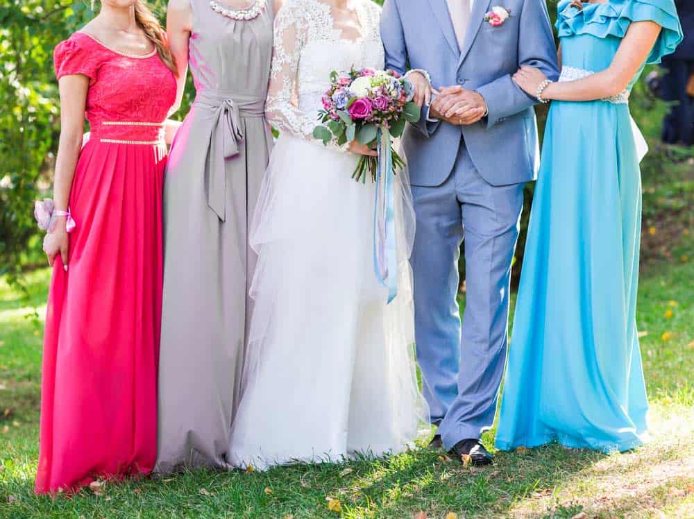 Lange Damenkleider in verschiedenen Farben für die Hochzeit als Hochzeitsgast (de.depositphotos.com)
