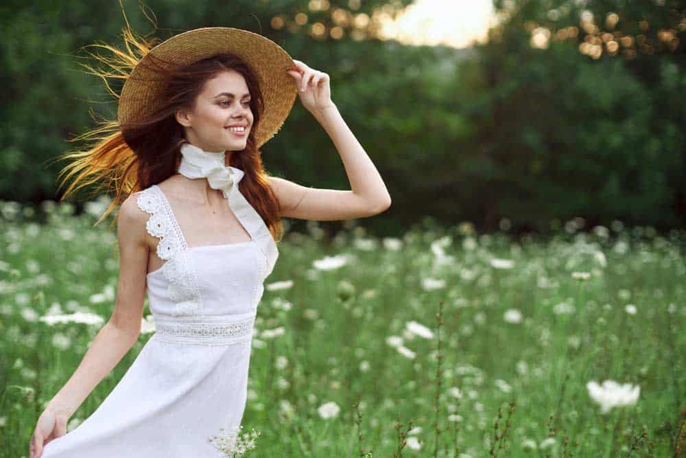 Vintage Kleid in weiß mit Spitze gestylt mit Strohhut und weißen Tuchschal (de.depositphotos.com)