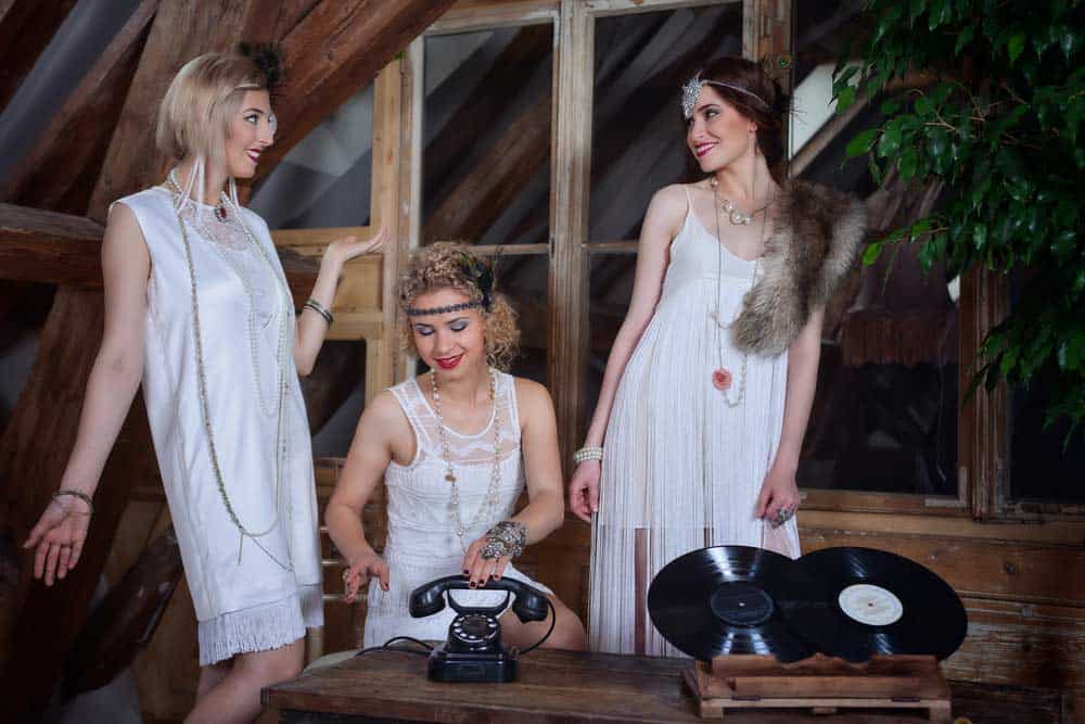 Frauen mit Flapper Kleider im Vintage Stil (de.depositphotos.com)